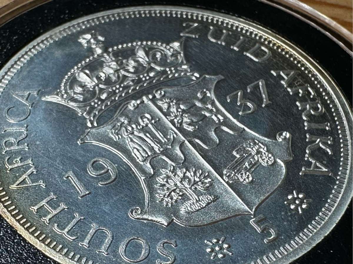 A set of 2 1937 5 shilling pattern coins ( silver & bronze )