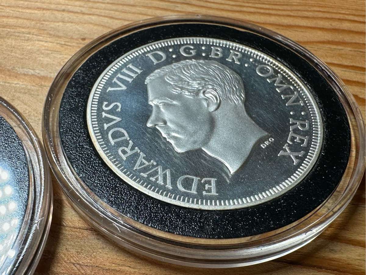 A set of 2 1937 5 shilling pattern coins ( silver & bronze )