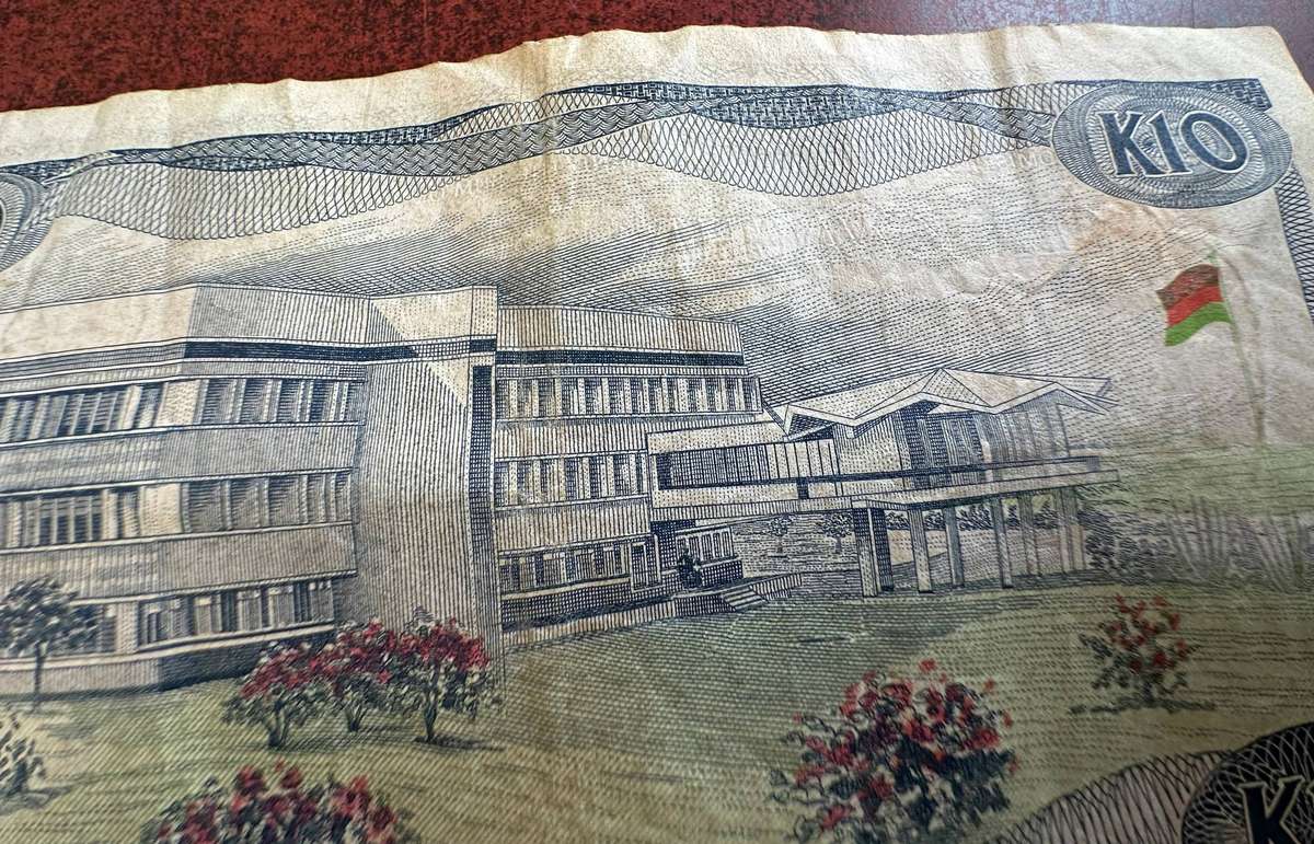 10 Kwacha Bank Note - 1 st March 1986 ( rare note )