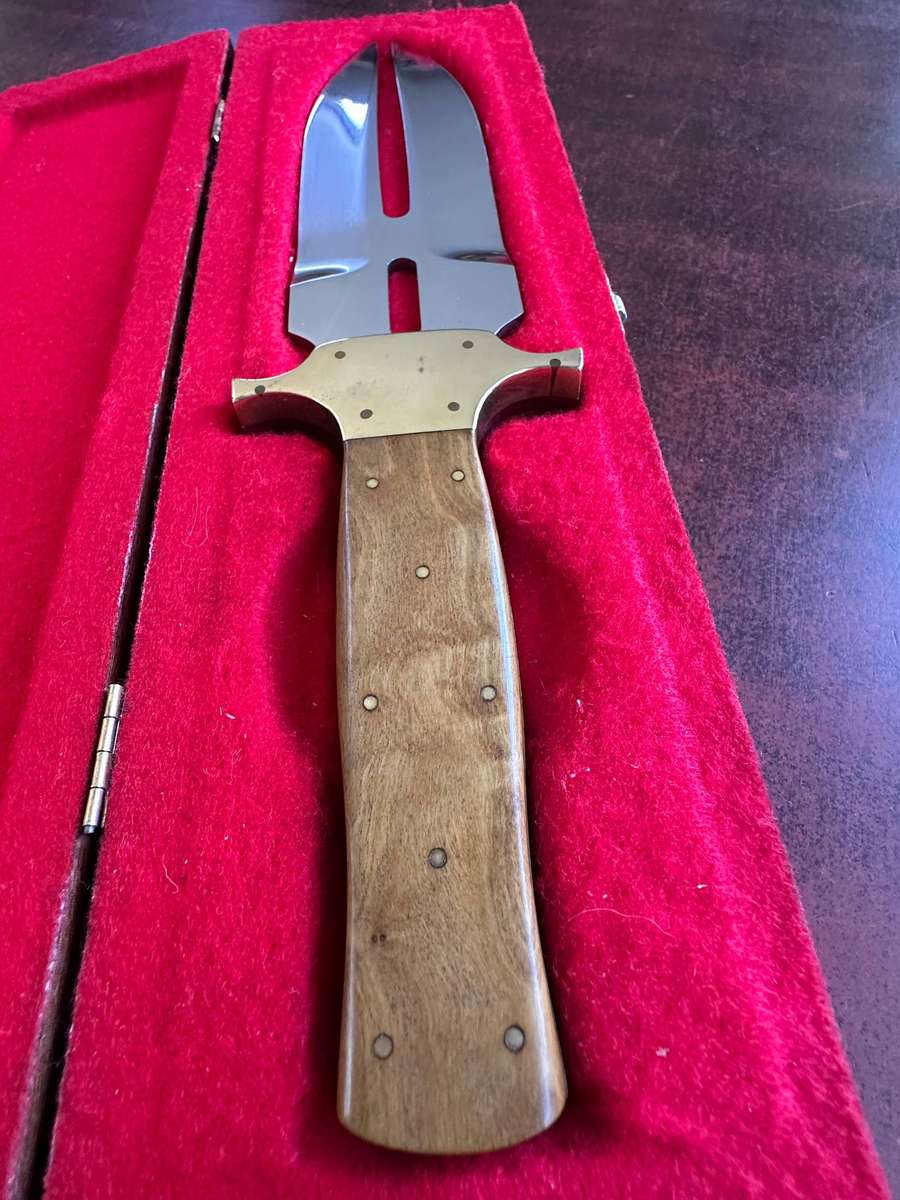 A stunning double side C. Koekemoer handmade knife in stunning display box