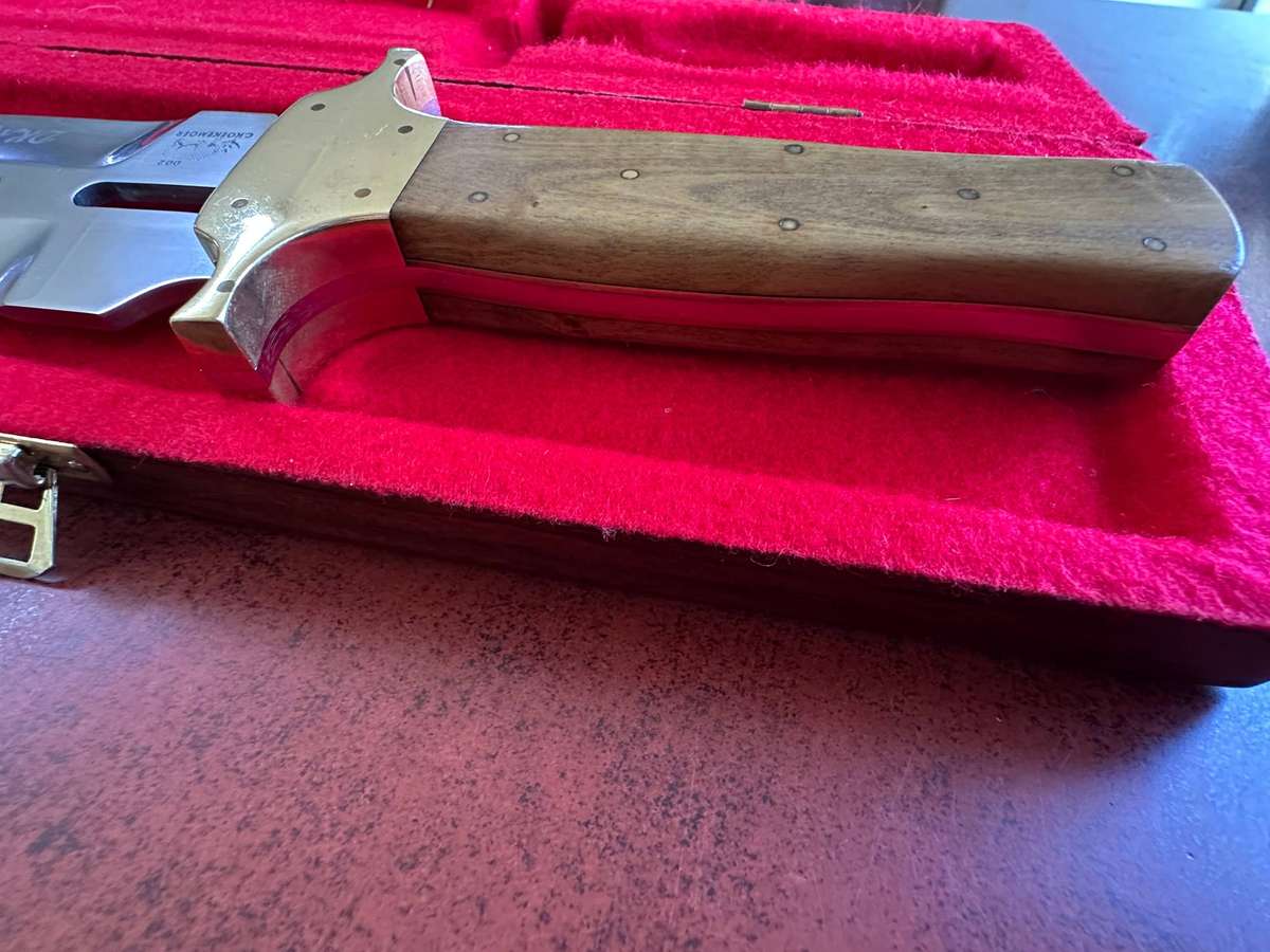 A stunning double side C. Koekemoer handmade knife in stunning display box
