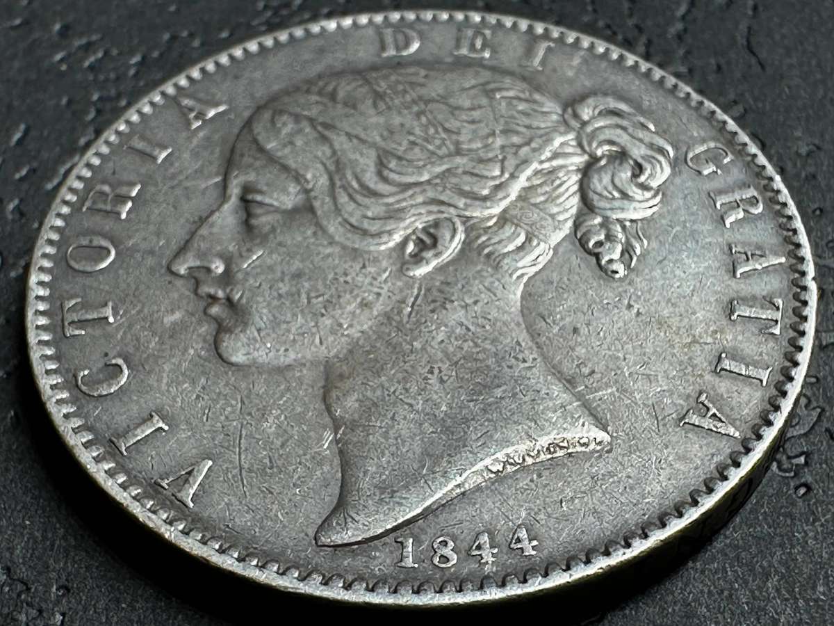 A stunning 1844 England sterling silver 1 Crown coin
