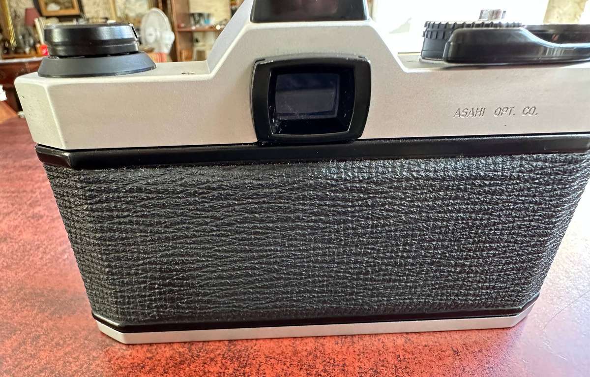 Pentax Asahi K1000 SE SLR camera in great condition.