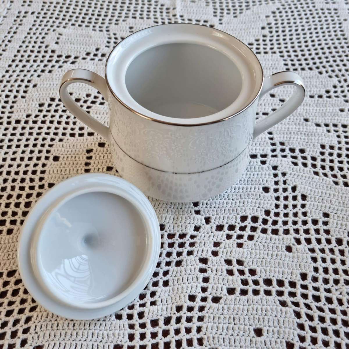 Contemporary NORITAKE Fine China ( Sri Lanka)  "TAHOE" 2585