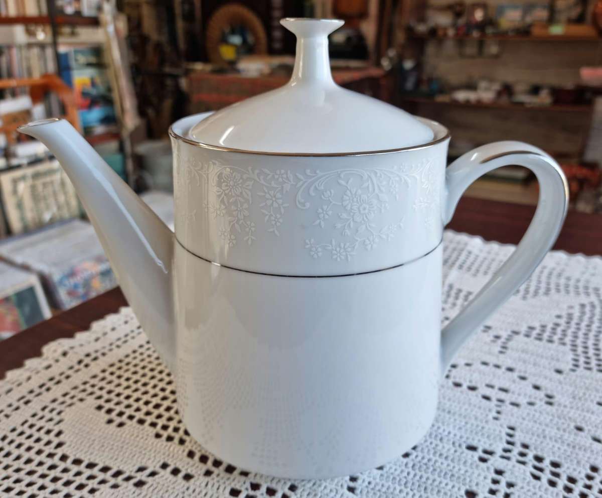 Contemporary NORITAKE Fine China ( Sri Lanka)  "TAHOE" 2585