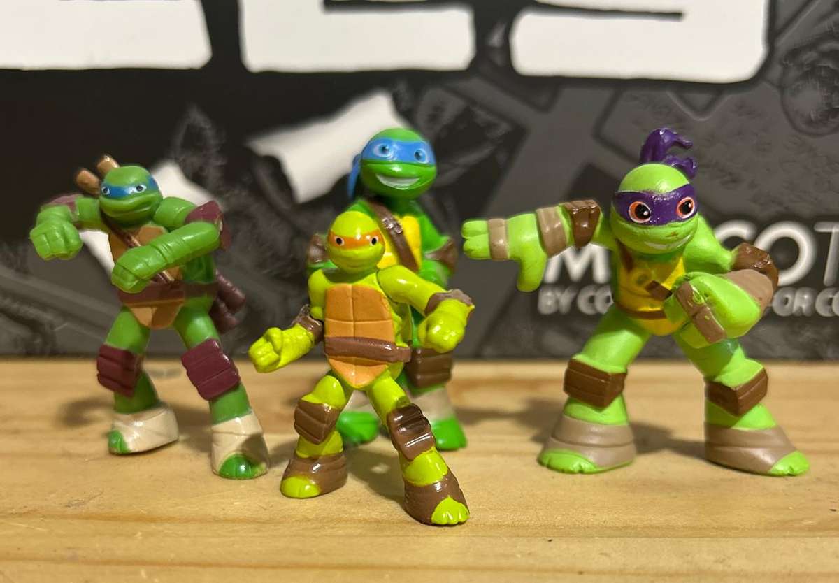 SMALL TEENAGE MUTANT NINJA TURTLES ACTION FIGURES