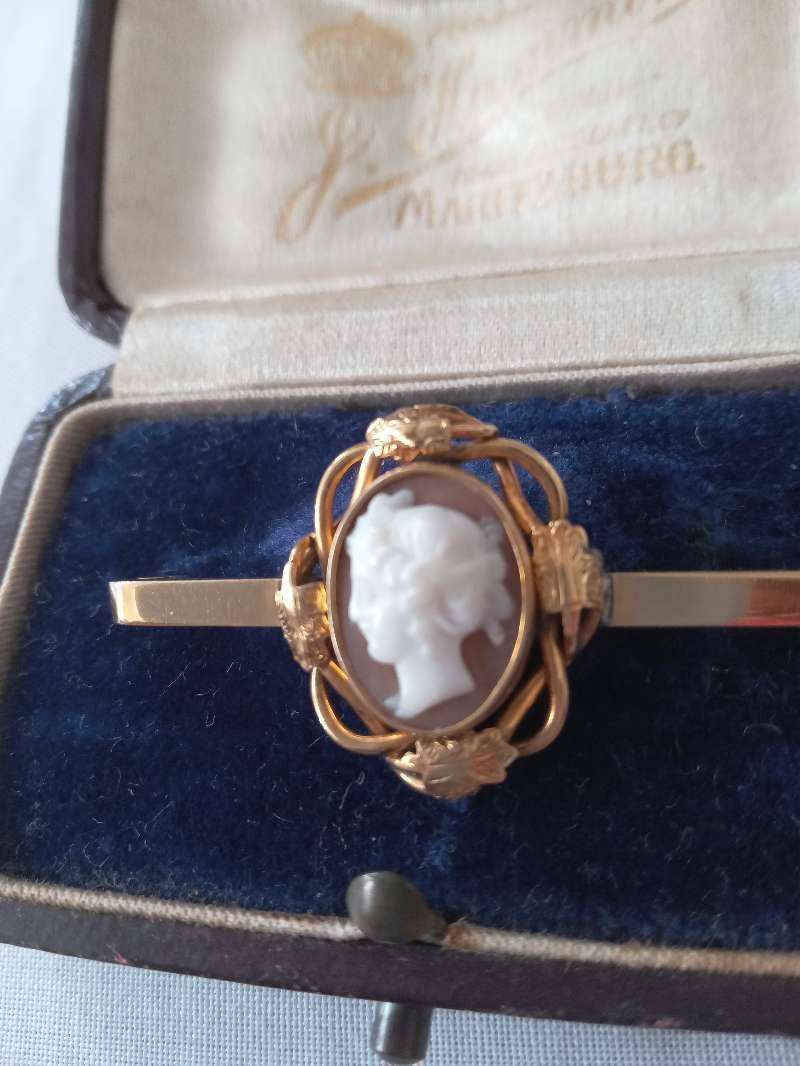 Vintage 9ct Gold Cameo Bar Brooch