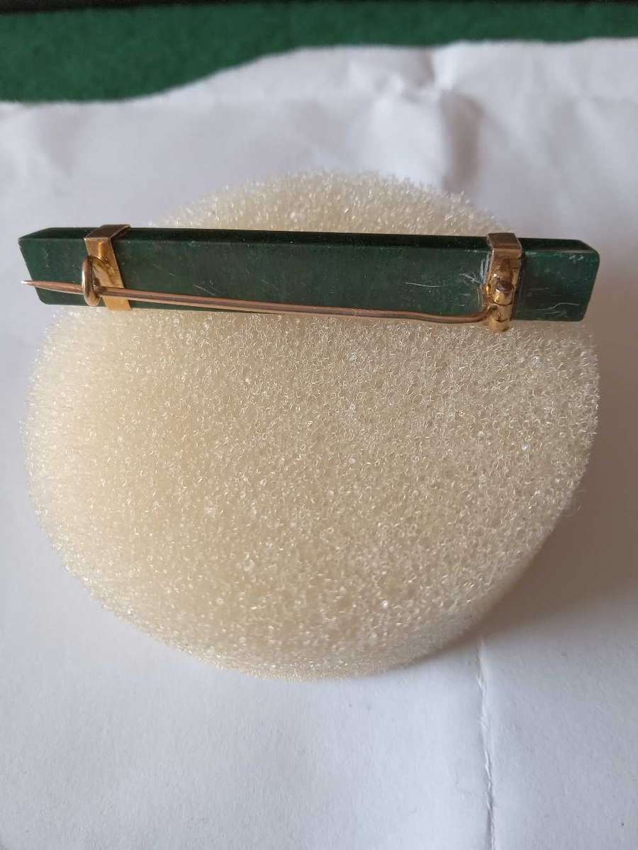 Vintage 9ct Gold And Jade (Maw Sit Sit) Brooch