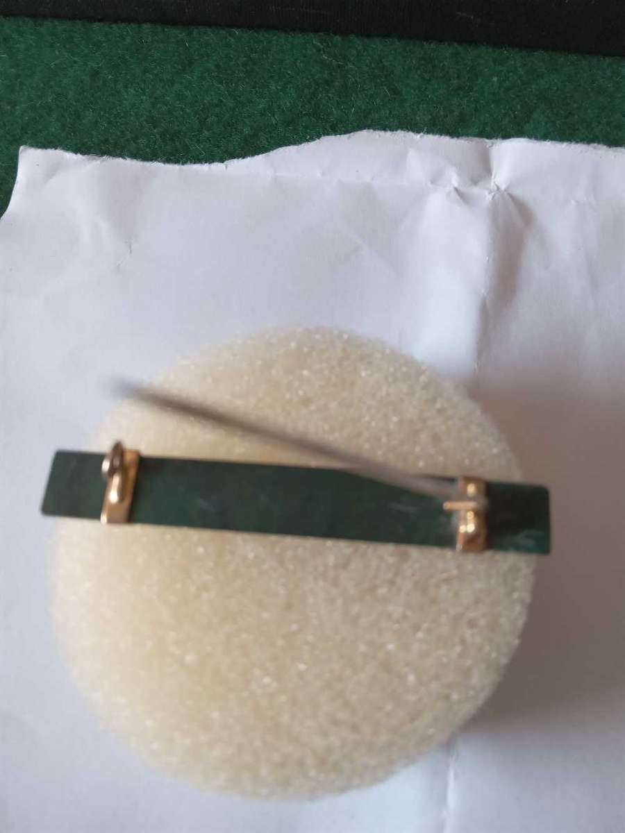 Vintage 9ct Gold And Jade (Maw Sit Sit) Brooch