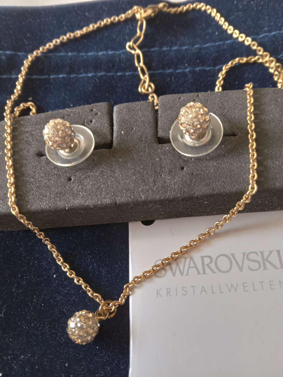Swarovski Crystal Pendant And Earrings Set