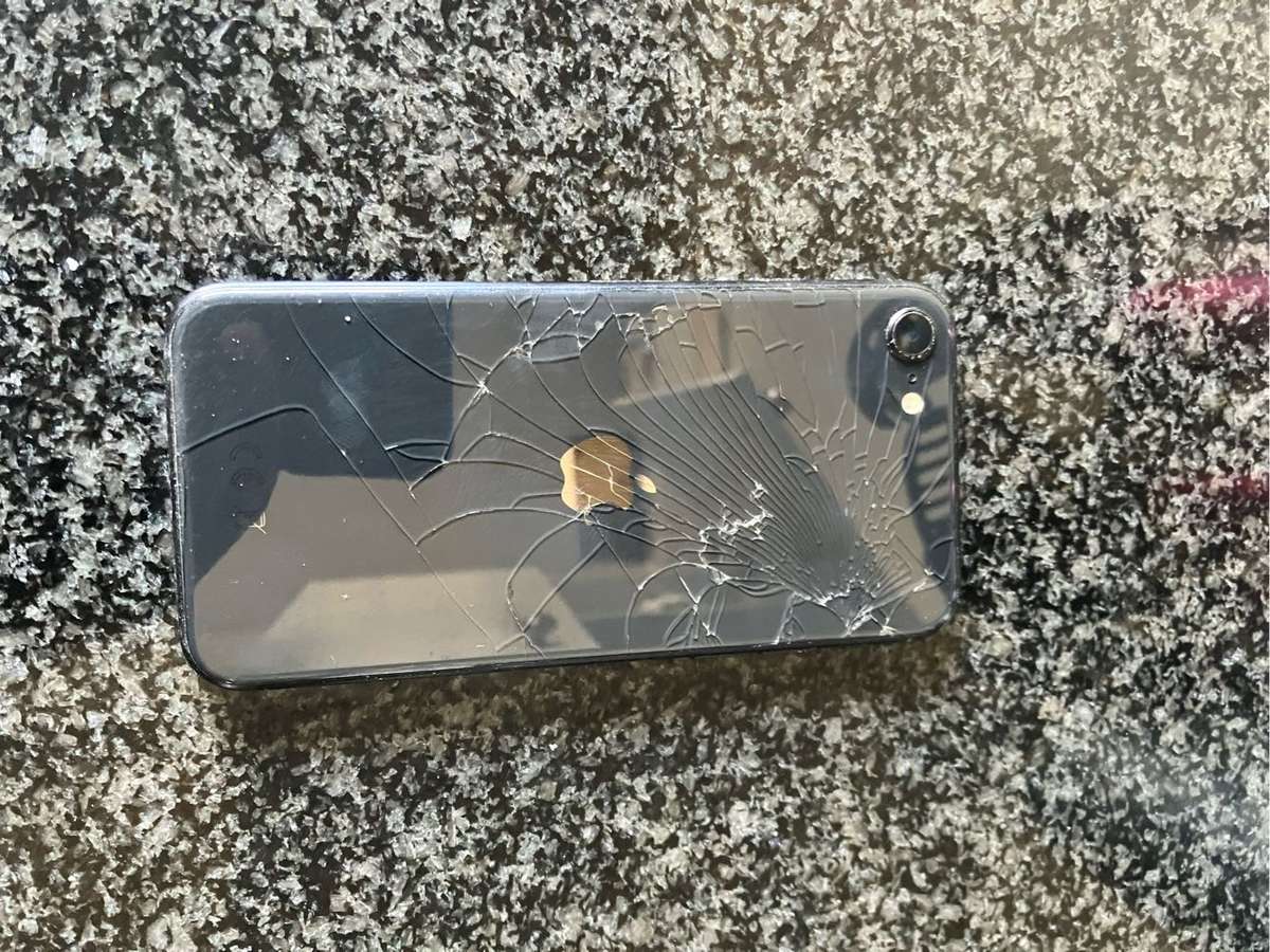 iPhone SE 2020 64GB for parts or repairs