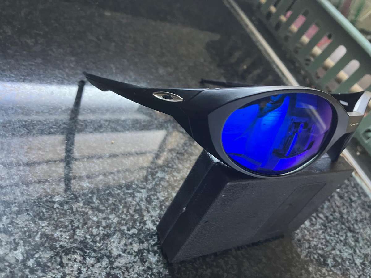 Polarised sports outdoor sunnies for driving/travellingeyv