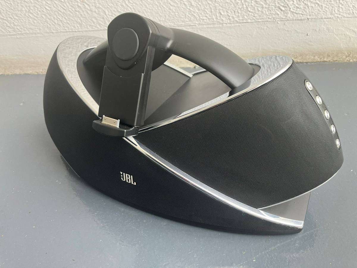 JBL on beat extreme Bluetooth speaker with iPod dock