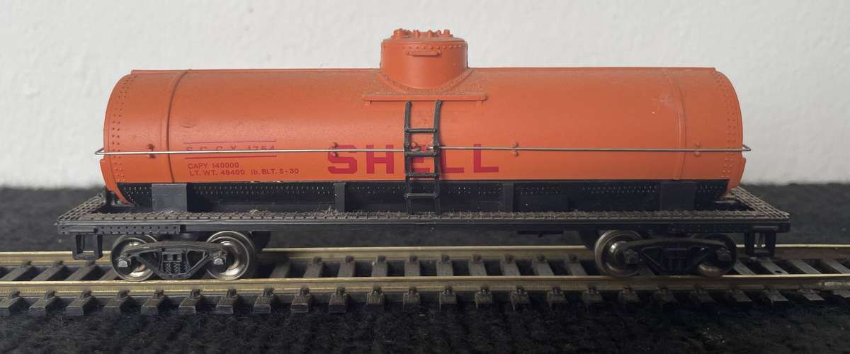 HO MODEL TRAINS - BACHMANN SILVER SERIES ROLLING STOCK - SHELL DOME TANK CAR