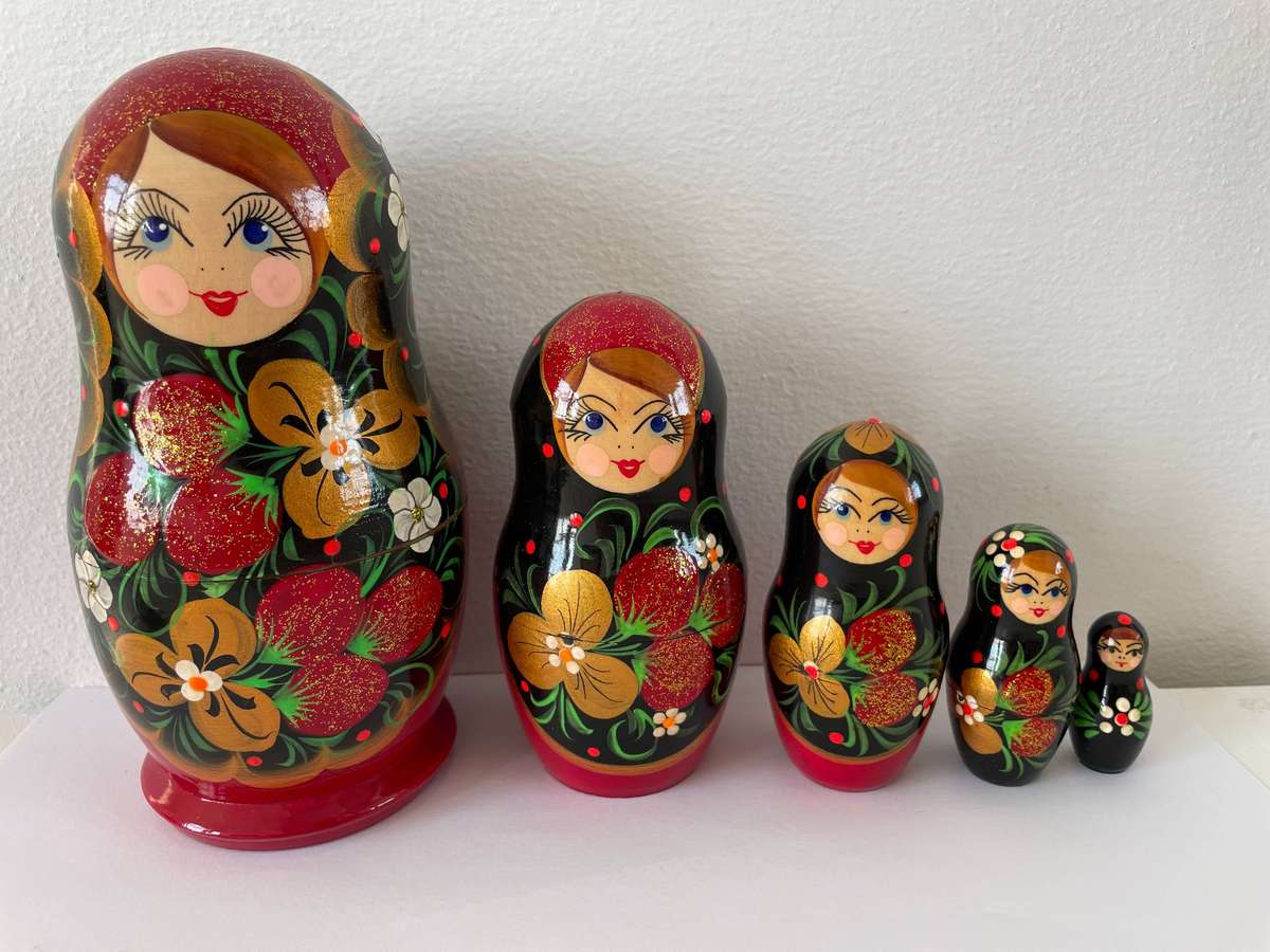 VINTAGE RUSSIAN MATRYOSHKA FIVE DOLL SET - EXCELLENT CONDITION