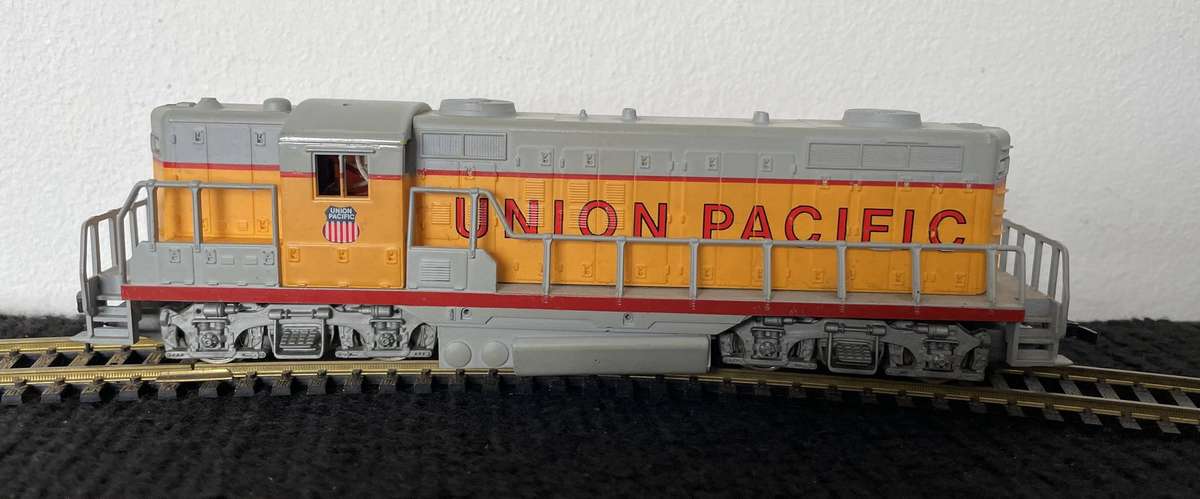 HO MODEL TRAINS - MEHANO - UNION PACIFIC LOCOMOTIVE