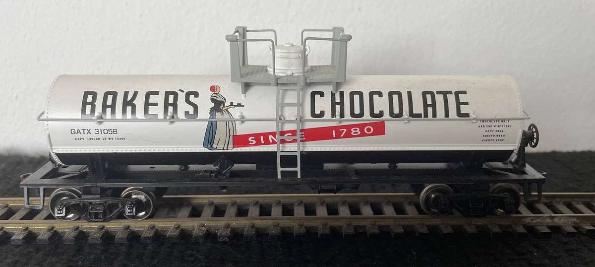 HO MODEL TRAINS - ATHEARN ROLLING STOCK - BAKERS CHOCOLATE CHEMICAL TANK CAR