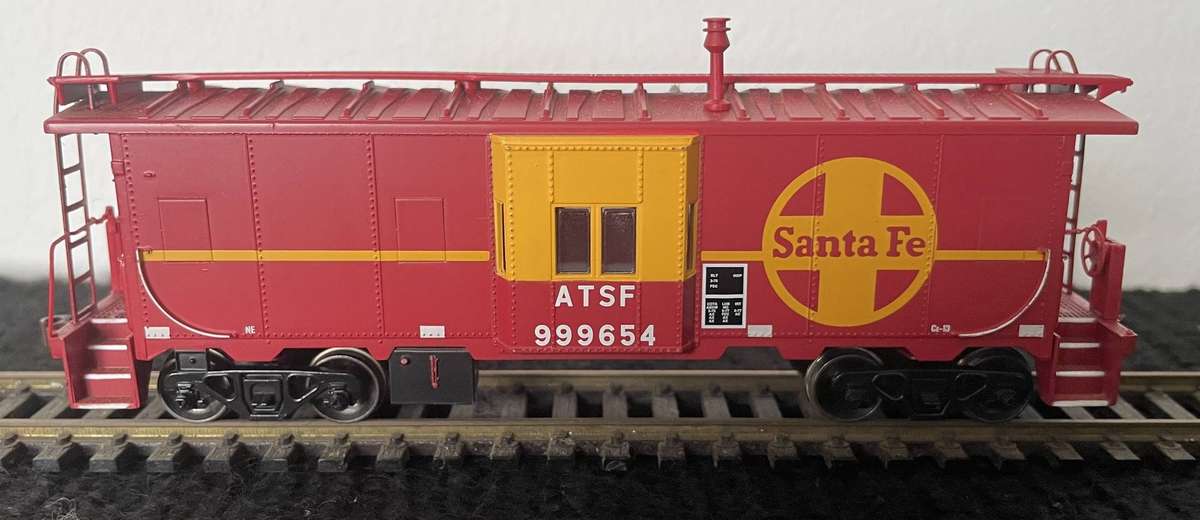 HO MODEL TRAINS - ATHEARN ROLLING STOCK - SANTE FE BAY WINDOW CABOOSE