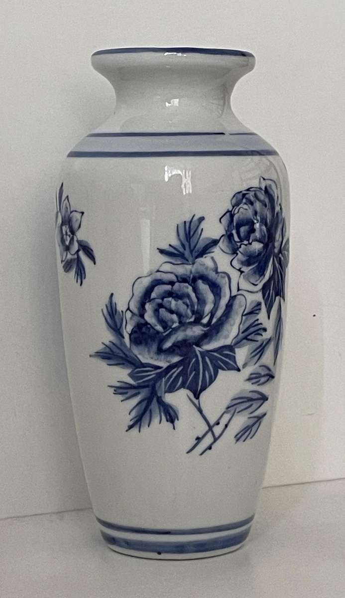 REGENT CHINA HAND PAINTED DELFT VASE WITH BLUE ROSES 14.5CM