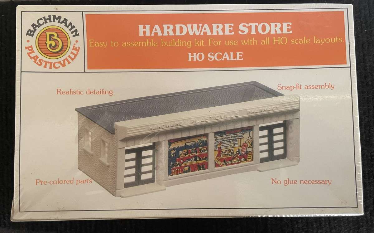 HO MODEL TRAINS - HARDWARE STORE - BACHMANN PLASTICVILLE - NEVER BEEN OPENED IN ORIGINAL BOX