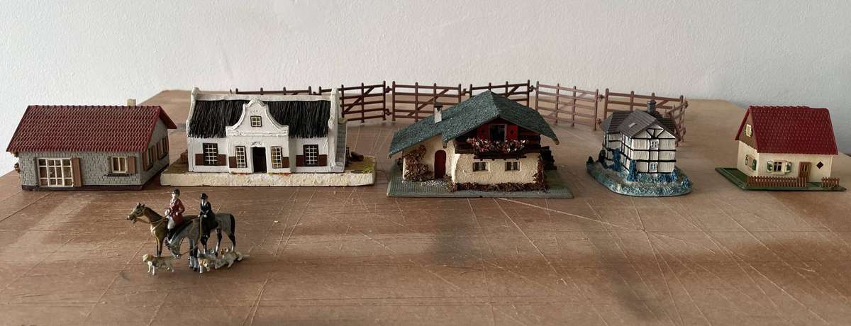 HO MODEL TRAINS - 5 HOUSES & FOLDING FENCE & HUNTING PARTY