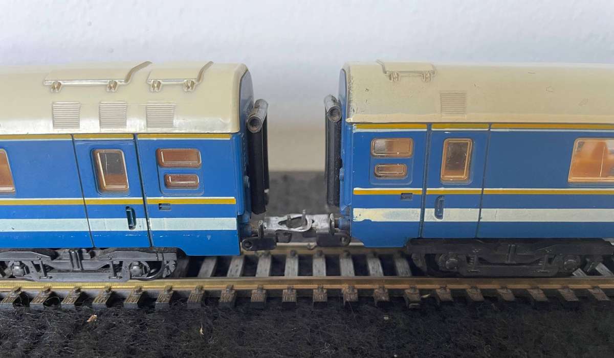 HO MODEL TRAINS - LIMA - TWO SAR BLUE TRAIN PASSENGER COACHES