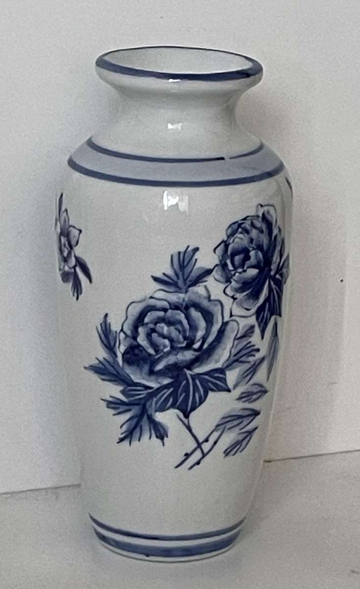 REGENT CHINA HAND PAINTED DELFT VASE WITH BLUE ROSES 14.5CM