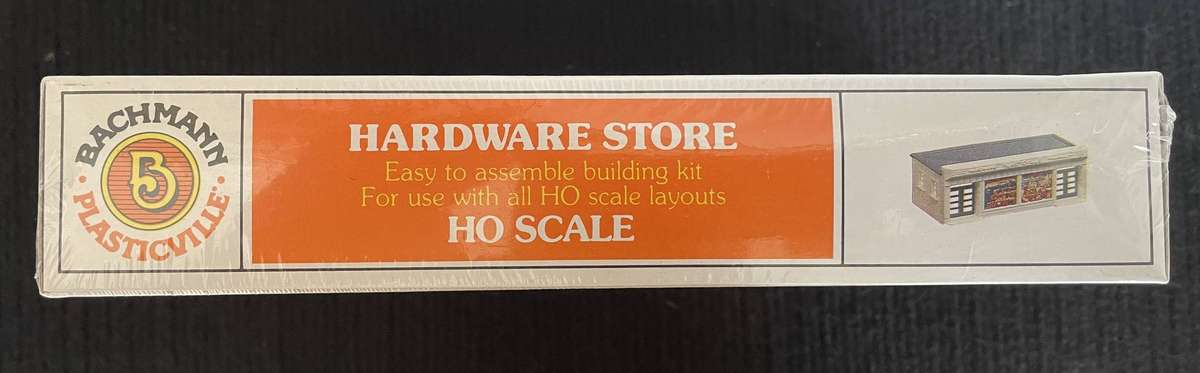 HO MODEL TRAINS - HARDWARE STORE - BACHMANN PLASTICVILLE - NEVER BEEN OPENED IN ORIGINAL BOX