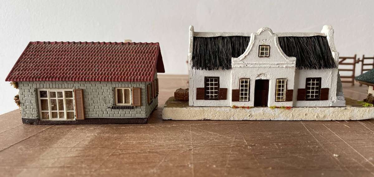 HO MODEL TRAINS - 5 HOUSES & FOLDING FENCE & HUNTING PARTY