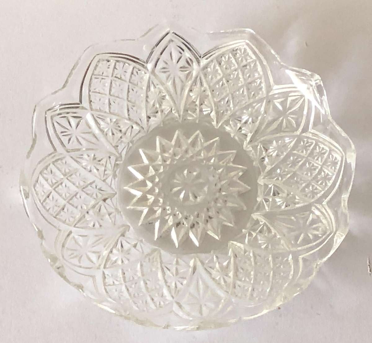 FIVE VINTAGE ELEGANT DESSERT/CAKE PLATES - 14CM