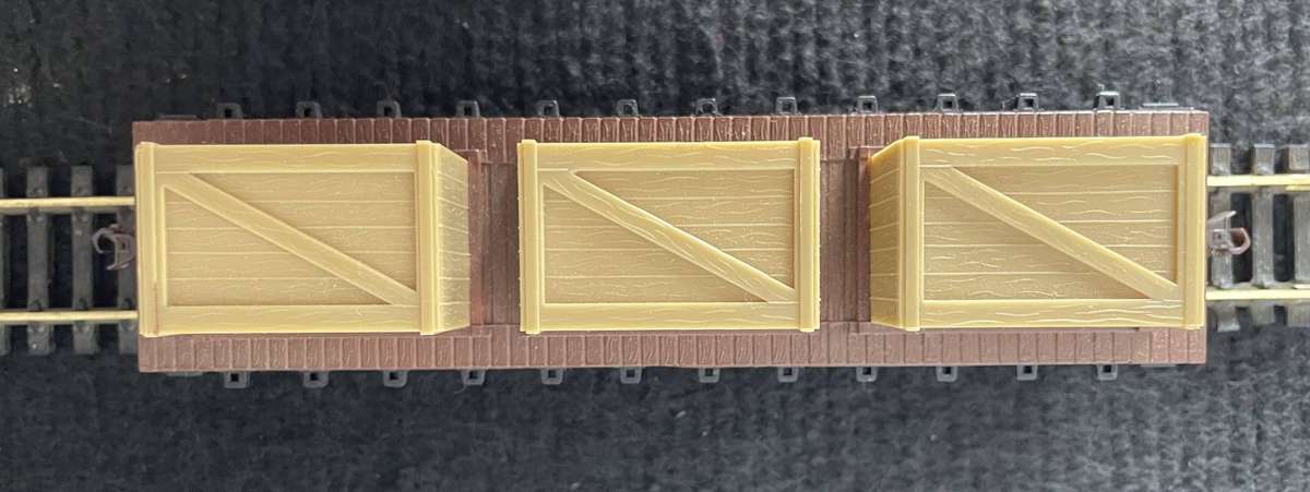 HO MODEL TRAINS - MANTUA ROLLING STOCK - FLAT CAR WITH CRATES
