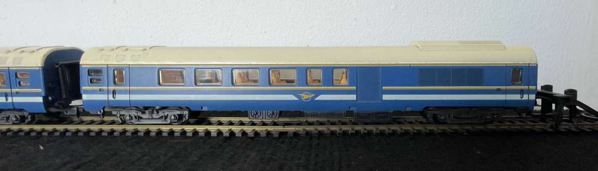 HO MODEL TRAINS - LIMA - TWO SAR BLUE TRAIN PASSENGER COACHES