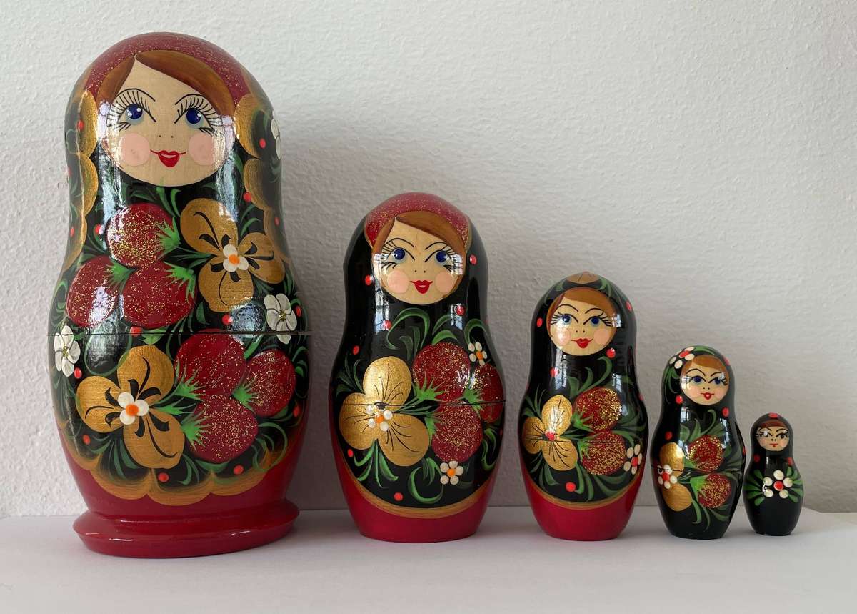 VINTAGE RUSSIAN MATRYOSHKA FIVE DOLL SET - EXCELLENT CONDITION