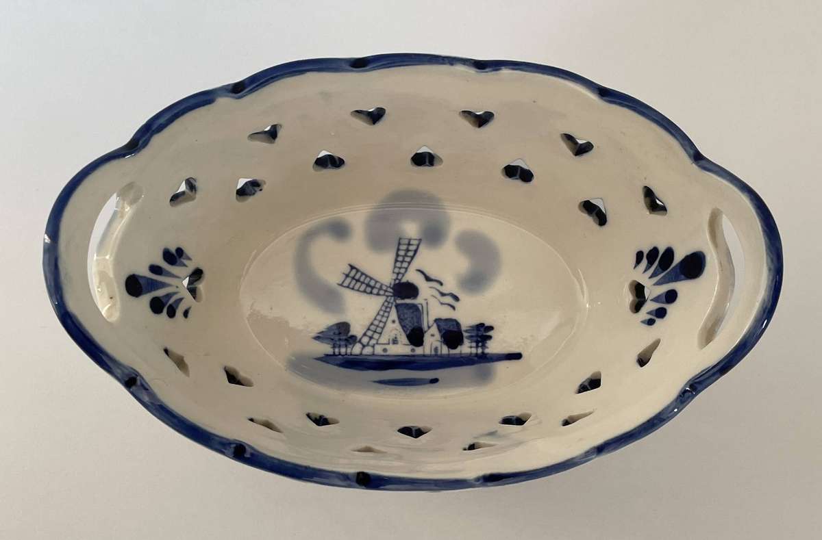 DELFT HAND PAINTED WINDMILL HEART DISH - EXCELLENT CONDITION - 14.5CM
