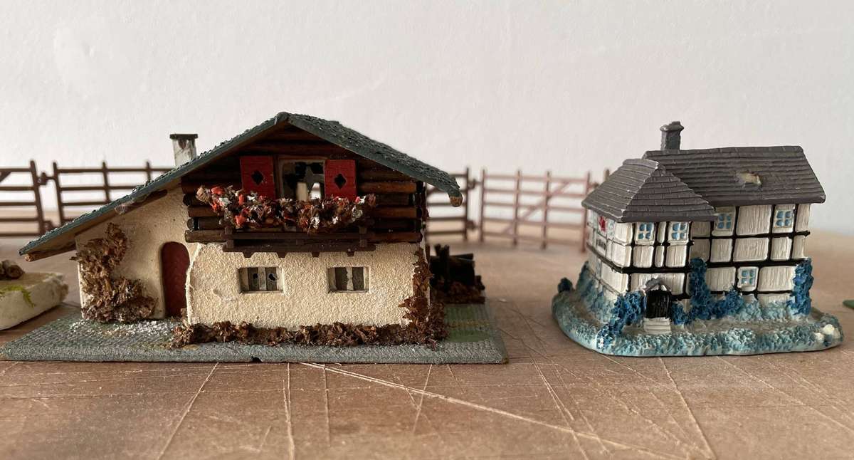 HO MODEL TRAINS - 5 HOUSES & FOLDING FENCE & HUNTING PARTY