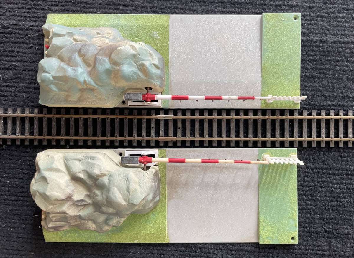 HO MODEL TRAINS - JOUEF - ELECTRIC LEVEL CROSSING