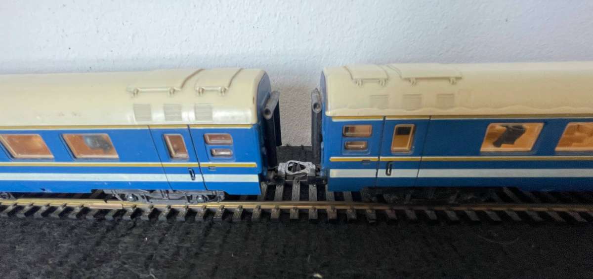 HO MODEL TRAINS - LIMA - TWO SAR BLUE TRAIN PASSENGER COACHES