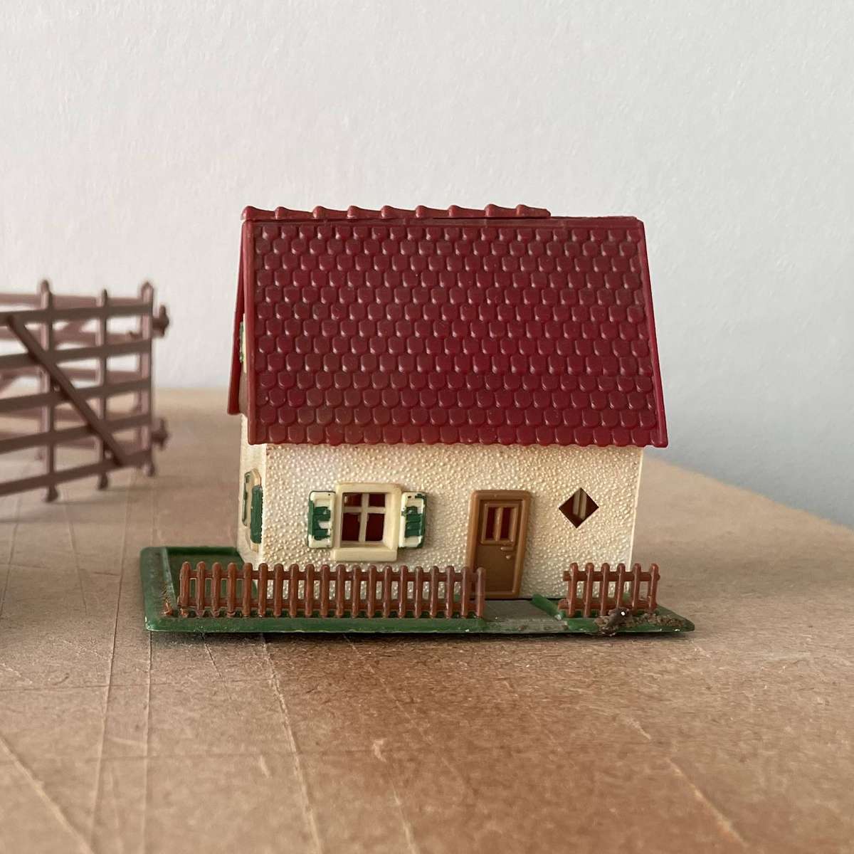 HO MODEL TRAINS - 5 HOUSES & FOLDING FENCE & HUNTING PARTY