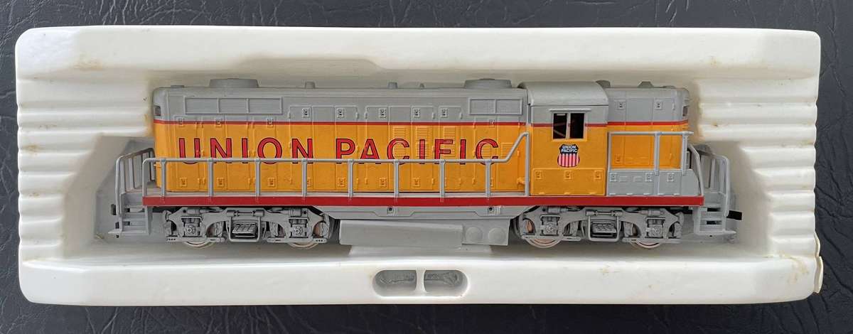 HO MODEL TRAINS - MEHANO - UNION PACIFIC LOCOMOTIVE