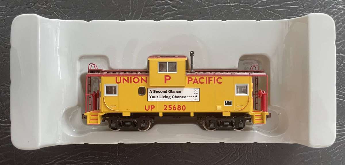 HO MODEL TRAINS - ATHEARN ROLLING STOCK - UNION PACIFIC WIDE VISION CABOOSE