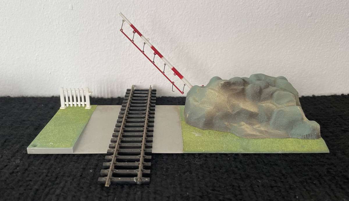 HO MODEL TRAINS - JOUEF - ELECTRIC LEVEL CROSSING