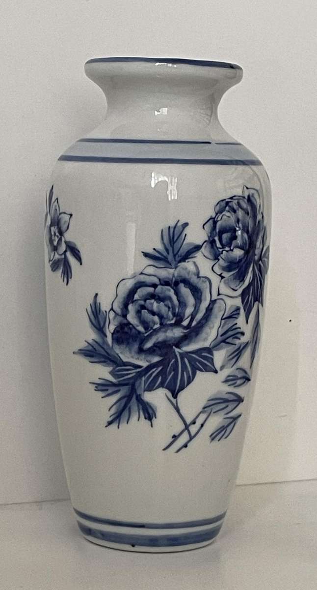 REGENT CHINA HAND PAINTED DELFT VASE WITH BLUE ROSES 14.5CM