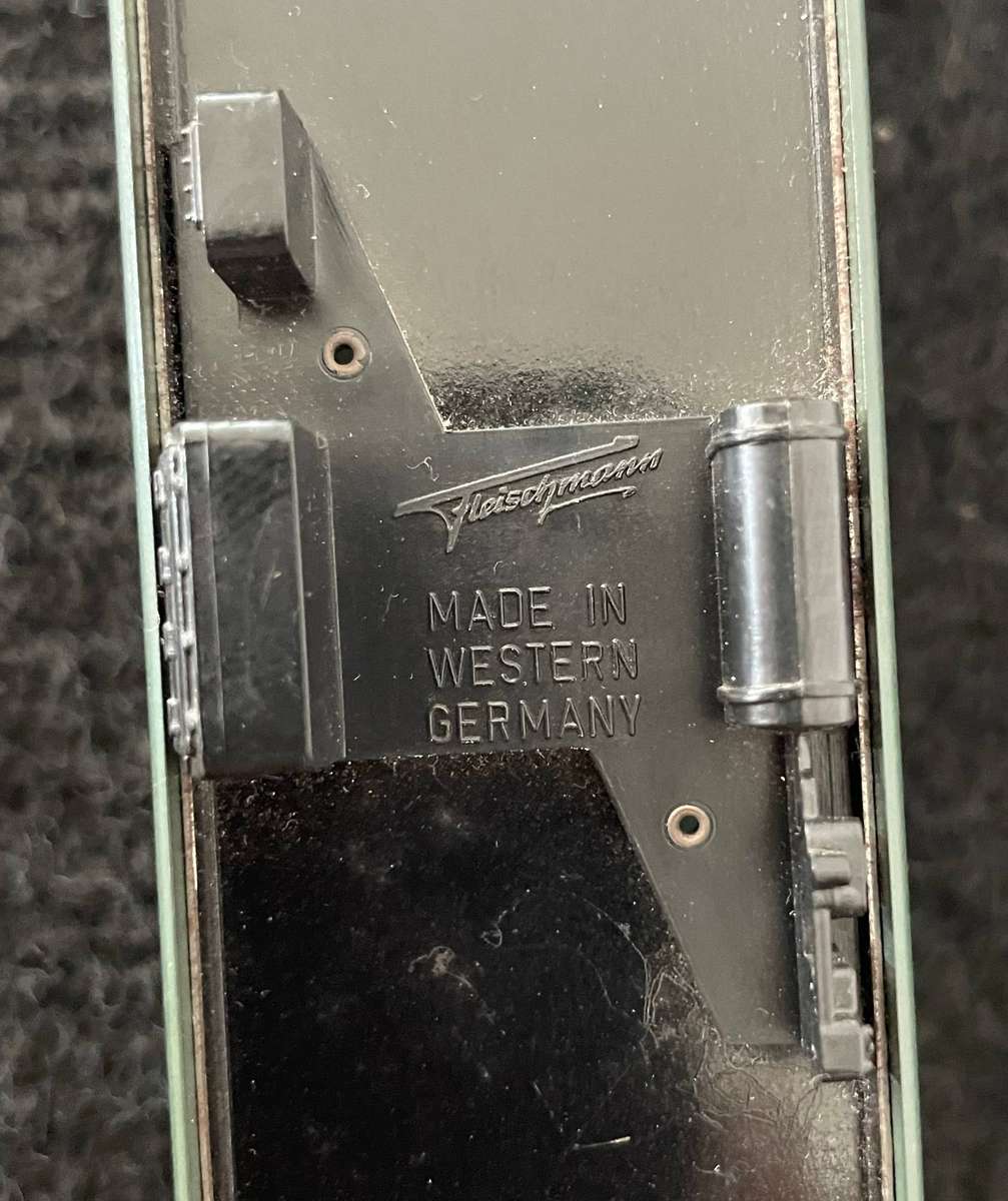 HO MODEL TRAINS - FLEISCHMANN - SWISS 2ND CLASS PASSENGER COACH