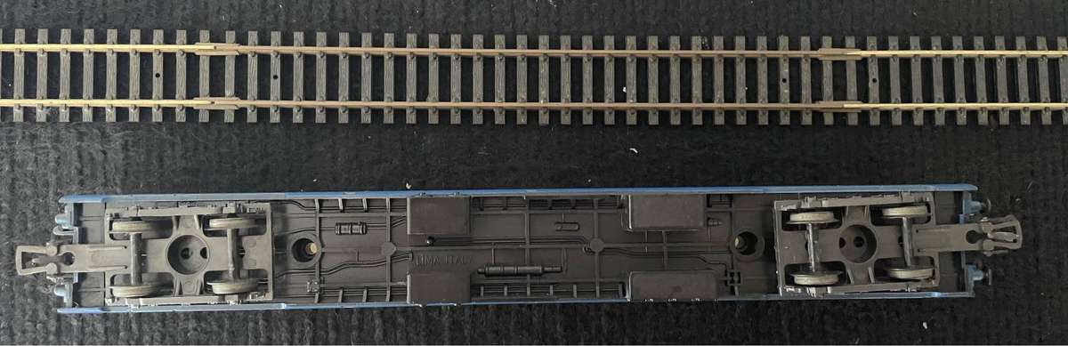 HO MODEL TRAINS - LIMA - TWO SAR BLUE TRAIN PASSENGER COACHES