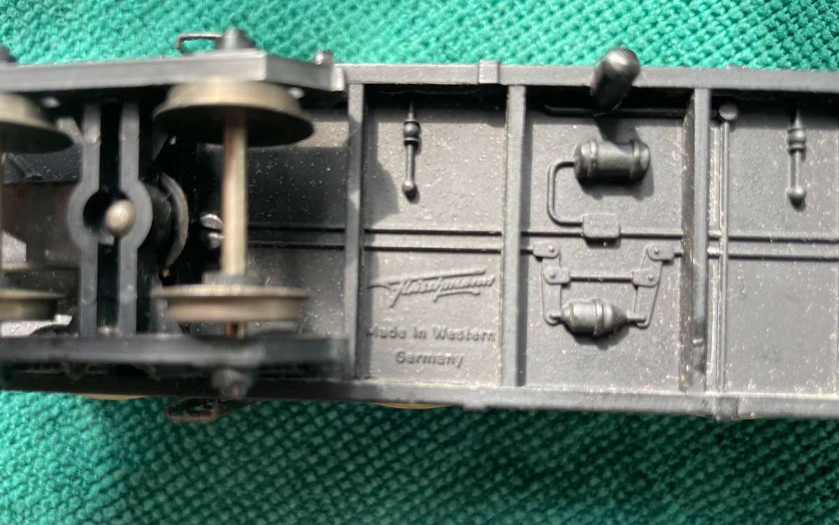 HO MODEL TRAINS - FLEISCHMANN - CREAM FOUR DOME CHEMICAL TANKER