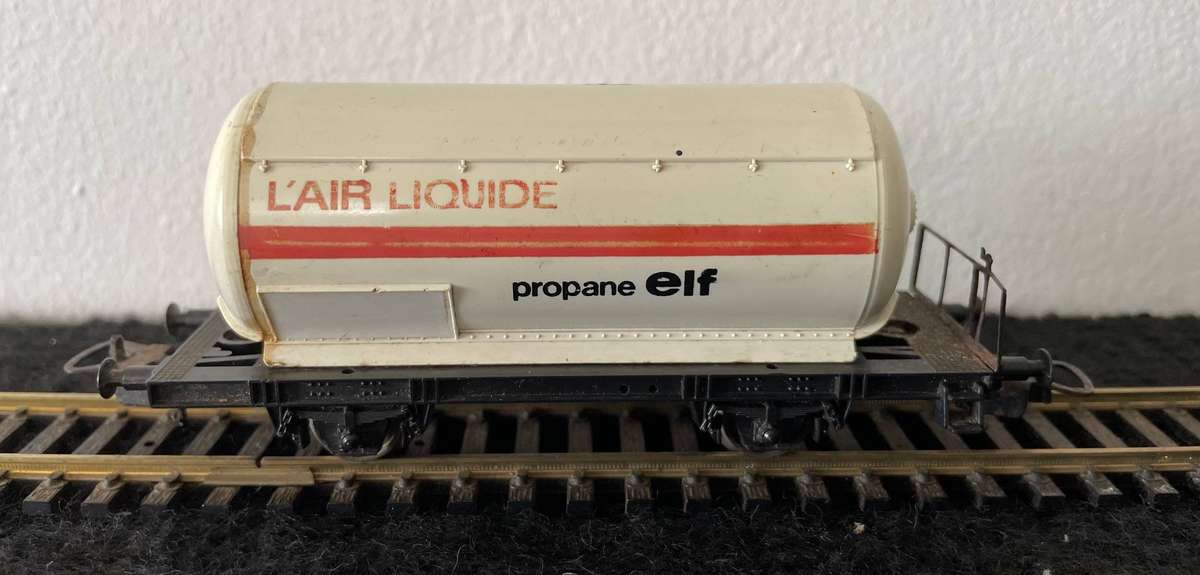 HO MODEL TRAINS - LIMA - SMALL L'AIR LIQUIDE PROPANE ELF TANKER