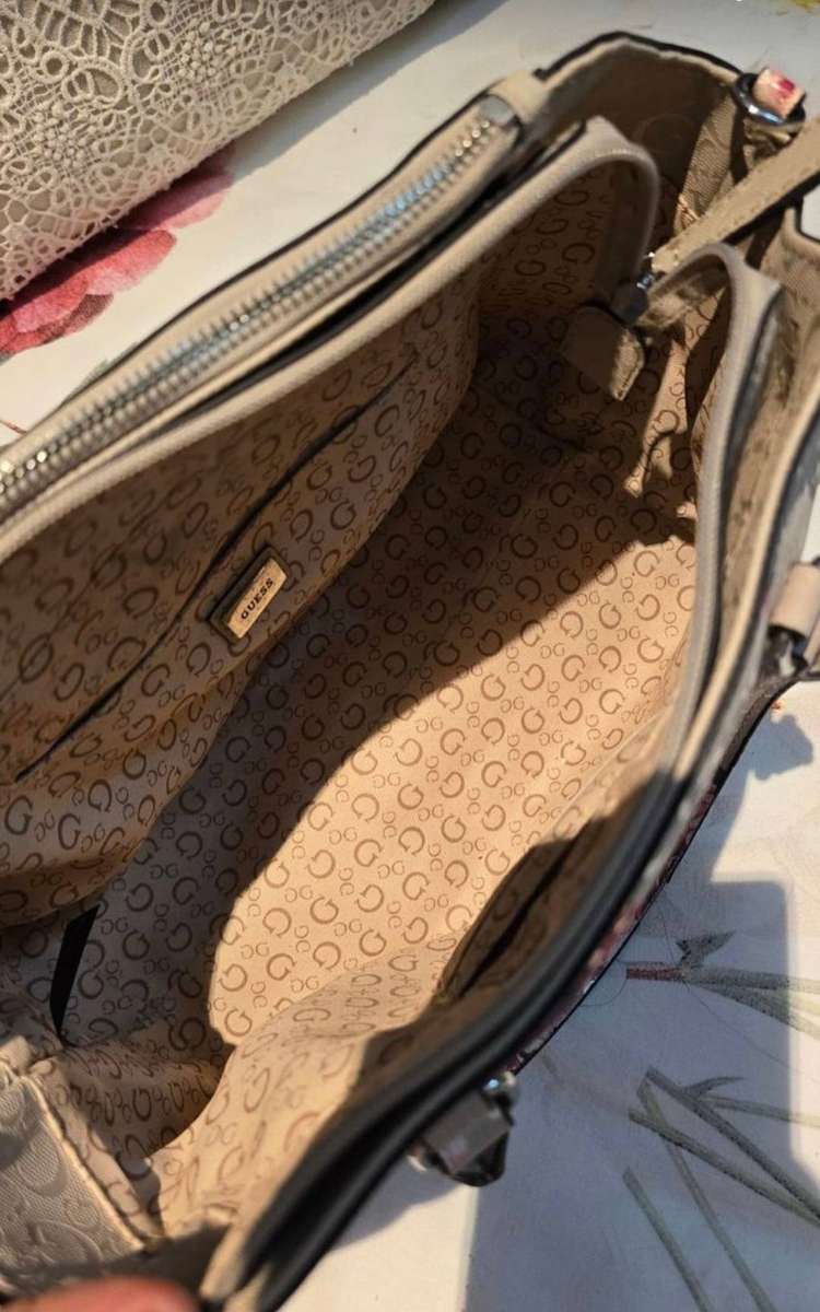 Guess Floral Atmore Satchel Handbag...bag used once only