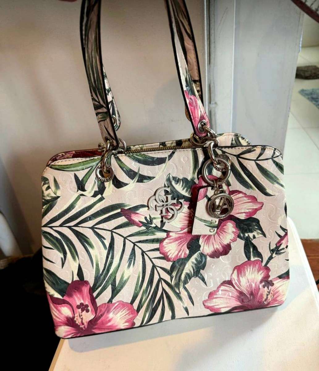 GUESS Floral bag ..in great condition