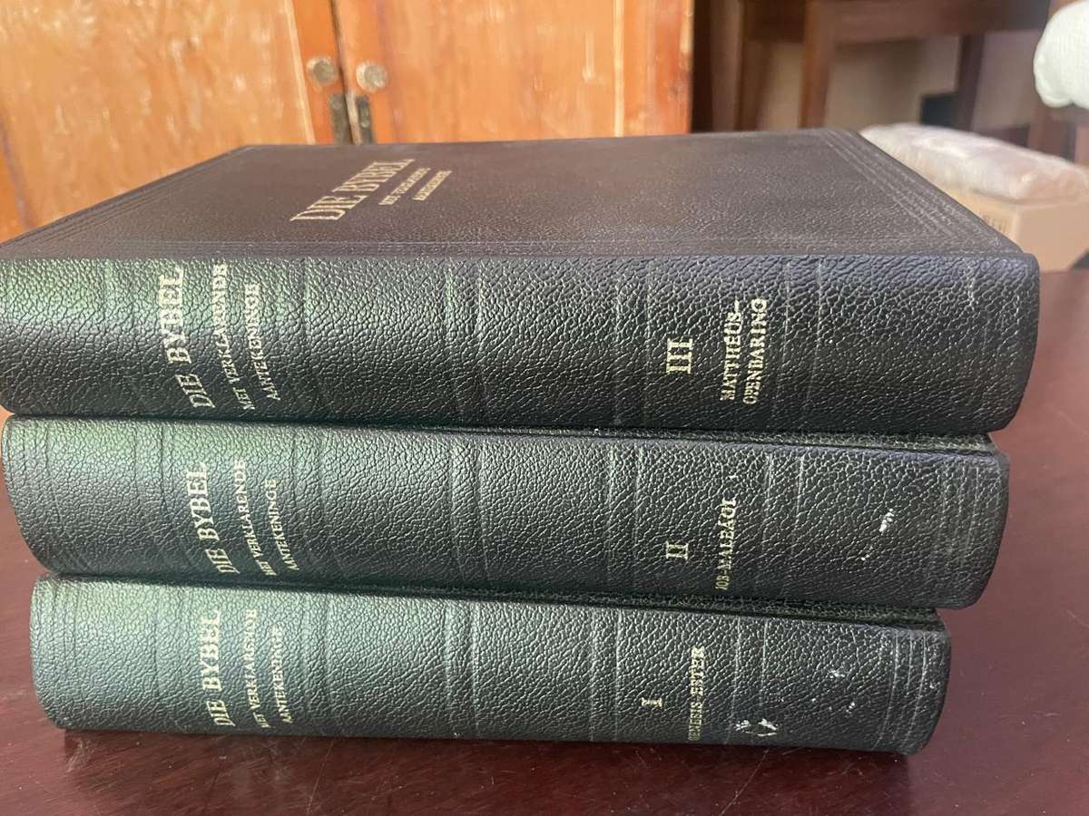 BYBEL MET VERKLARENDE AANTEKENINGE  3 VOLUMES