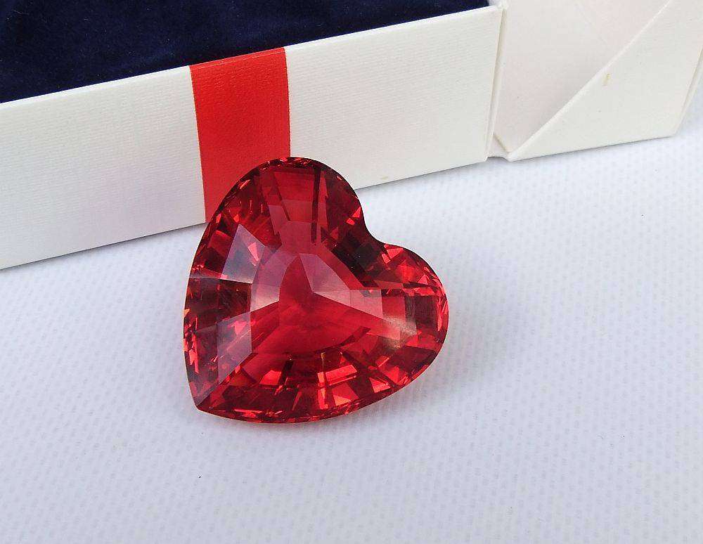 A vintage 1998 Swarovski red crystal heart paperweight in original box - Swarovski Collectors club